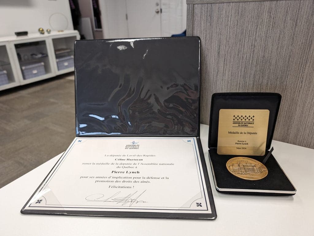 Pierre Lynch recevant sa médaille